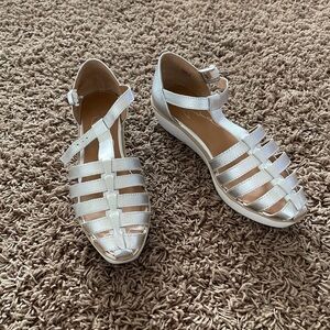 Report signature, fishermans sandals